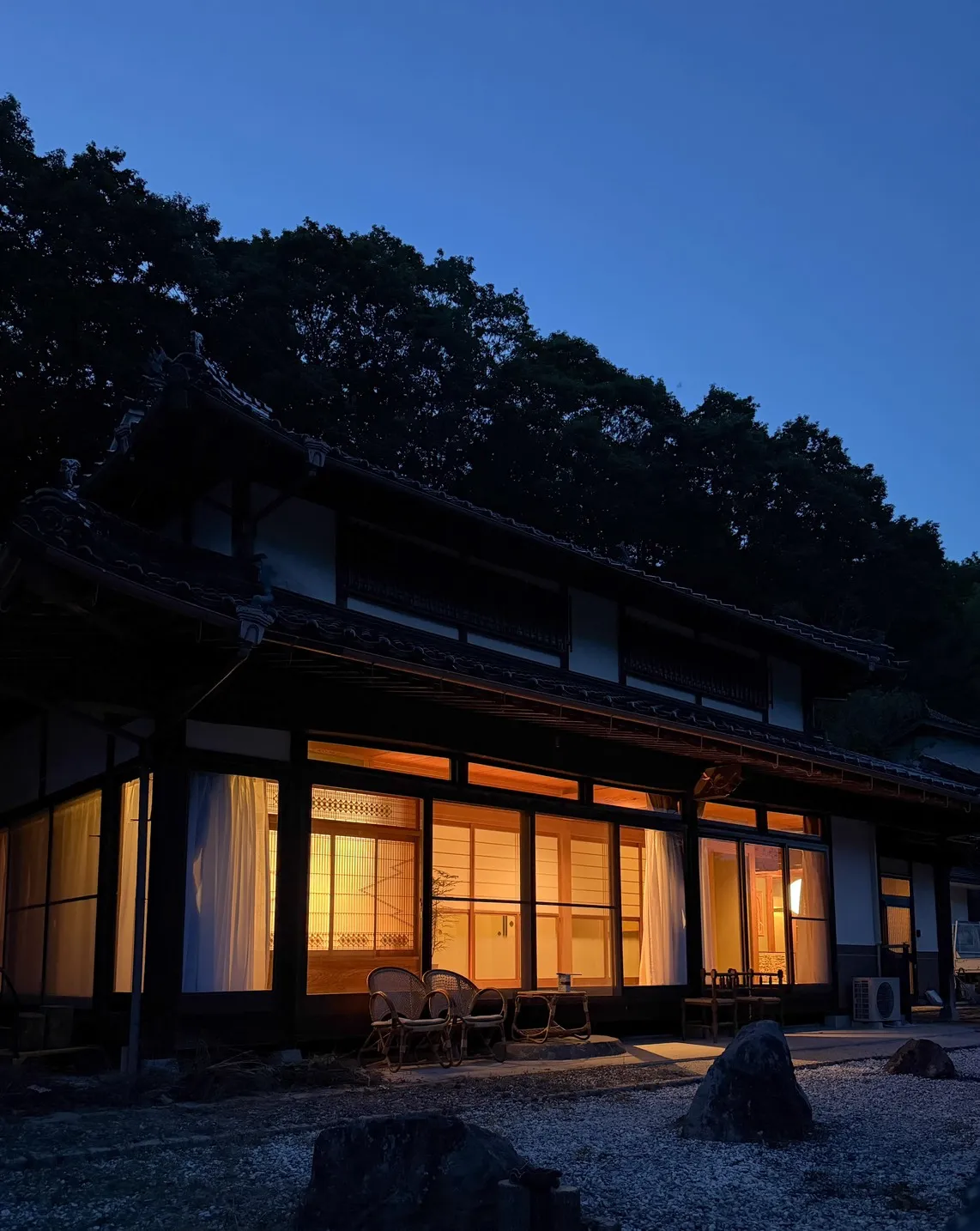 夜に灯りがともる灯り宿SERAの外観